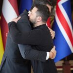 se hace mediante «contratos privados»