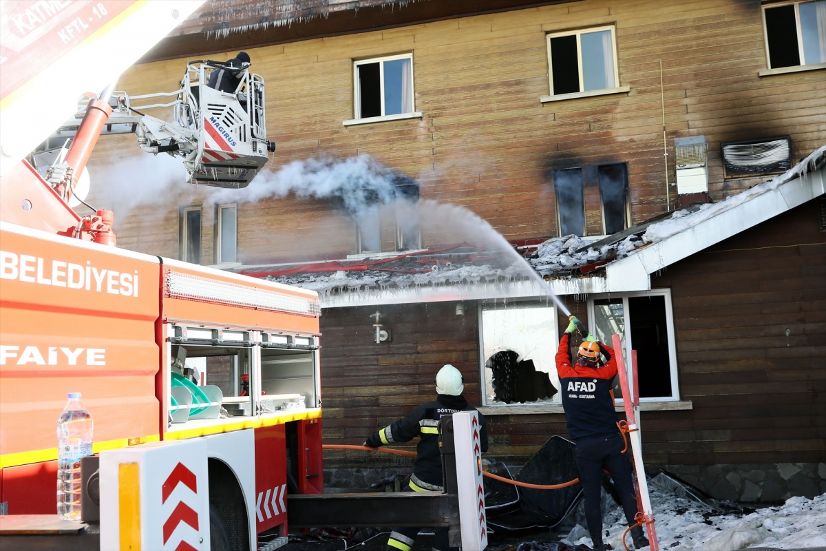 Mueren dos personas en otro incendio en un resort de esquí de Turquía Mueren dos personas en otro incendio en un resort de esquí de Turquía
