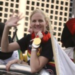Quién es Kirsty Coventry, la leyenda olímpica que rompe otra barrera para las mujeres y pertenece a la minoría blanca de Zimbabwe Quién es Kirsty Coventry, la leyenda olímpica que rompe otra barrera para las mujeres y pertenece a la minoría blanca de Zimbabwe