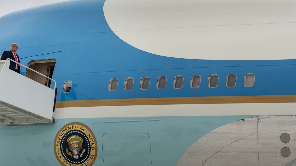 Trump presenta su nuevo caza de combate, el «más letal jamás construido» Trump presenta su nuevo caza de combate, el «más letal jamás construido»