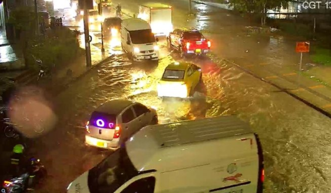 Caos en Bogotá: lluvias e inundaciones vuelven a ‘enloquecer’ a conductores