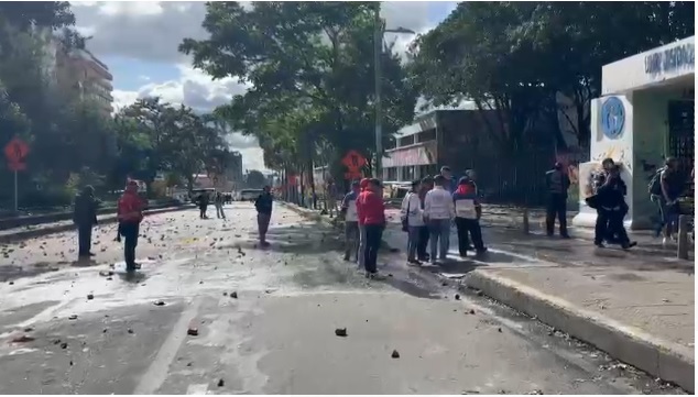 Universitarios se salieron de los ‘chiros’: ponen a sufrir a conductores