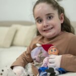 Un hilo de esperanza para Mía, la pequeña de siete años con piel de mariposa