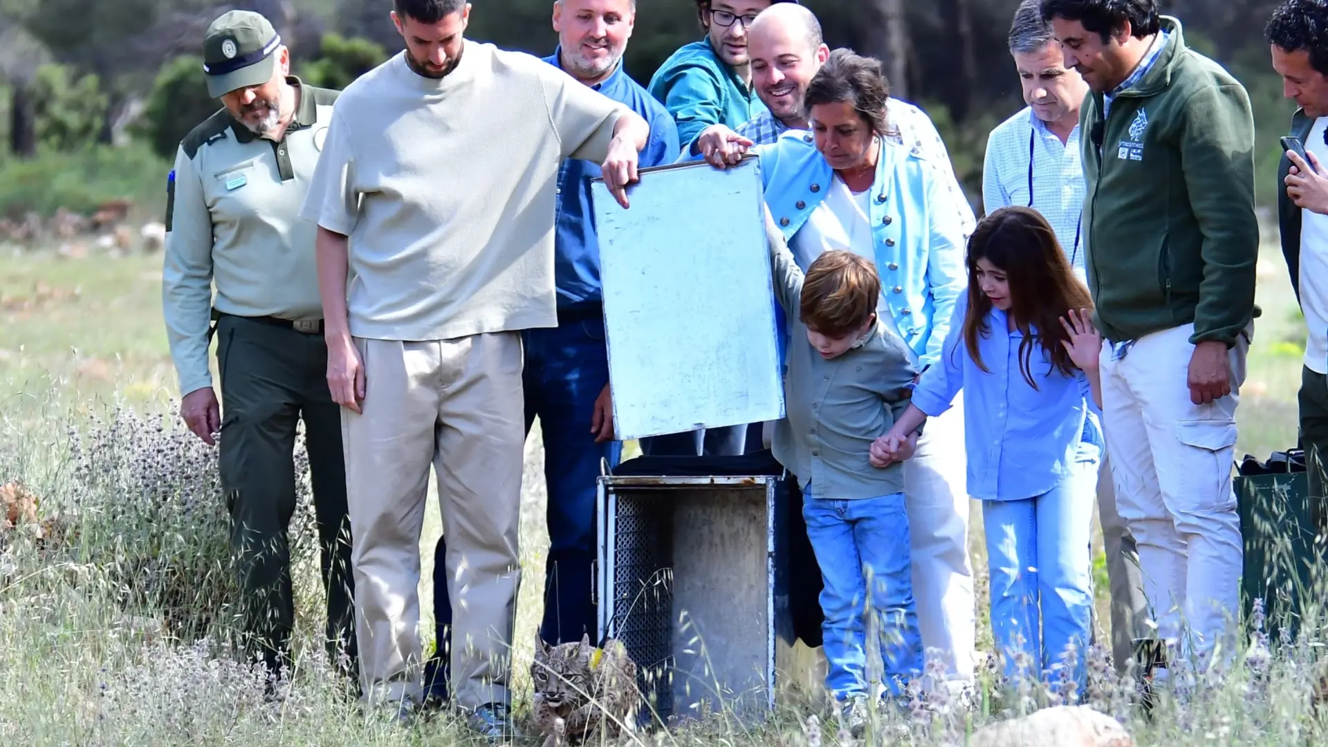 David Broncano y su pareja, la actriz Silvia Alonso, participan en la suelta de dos cachorros de lince en Granada