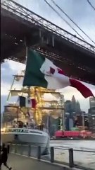 Dos muertos y 20 heridos en el choque de un buque-escuela de la Armada de México contra el Puente de Brooklyn