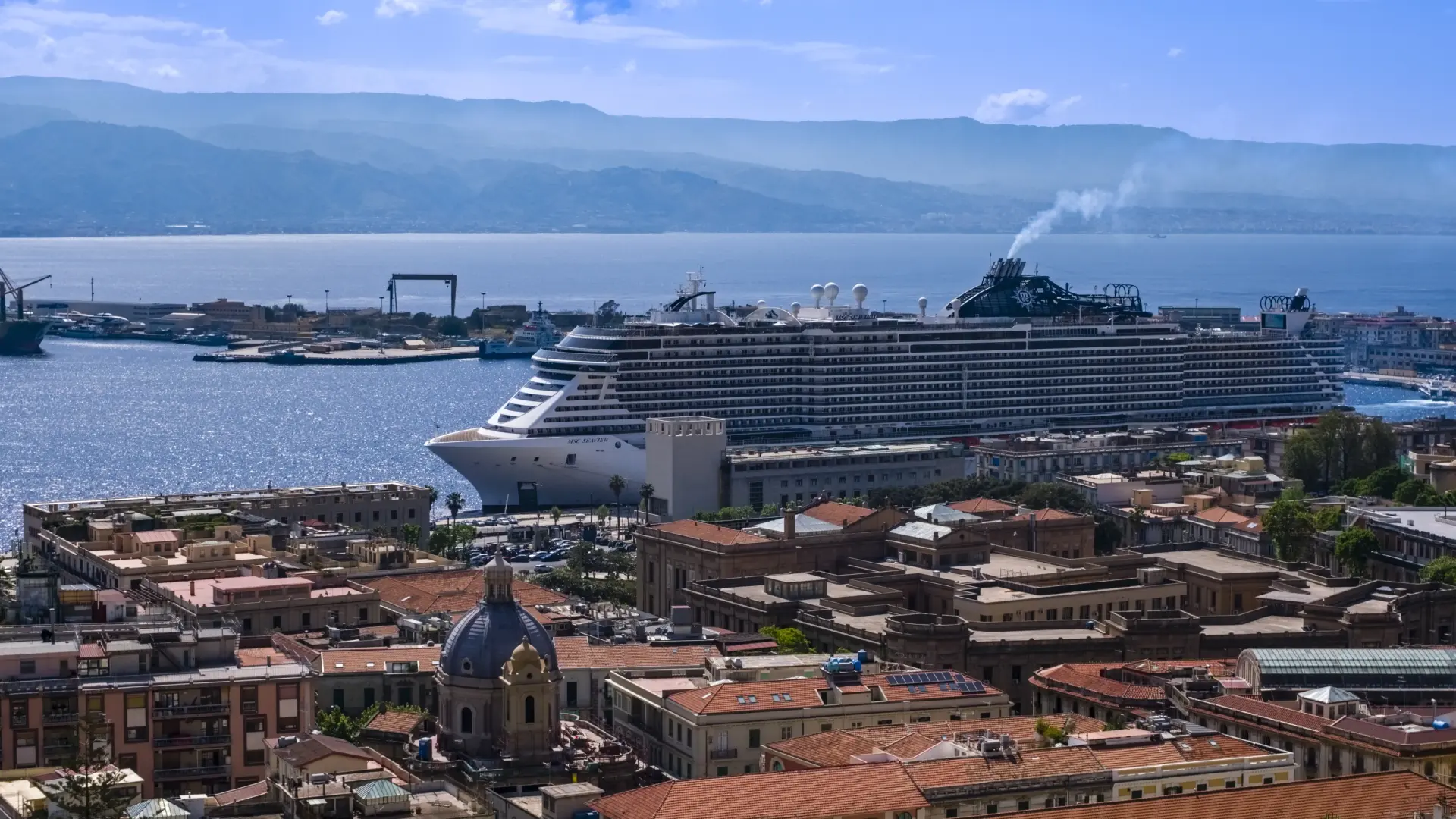 Dos turistas caen al mar desde un crucero en Sicilia al romperse las amarras por viento Dos turistas caen al mar desde un crucero en Sicilia al romperse las amarras por viento