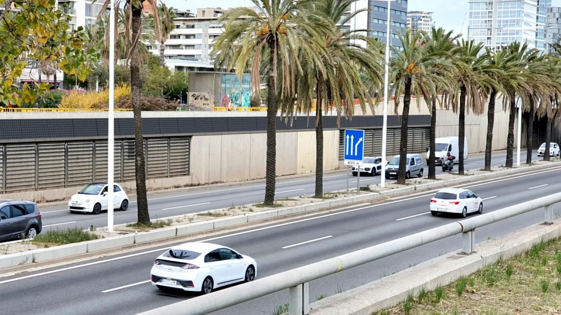 Guardia Urbana y Bombers disuaden a un hombre subido en una señal de tráfico de arrojarse a la Ronda Litoral de Barcelona Guardia Urbana y Bombers disuaden a un hombre subido en una señal de tráfico de arrojarse a la Ronda Litoral de Barcelona