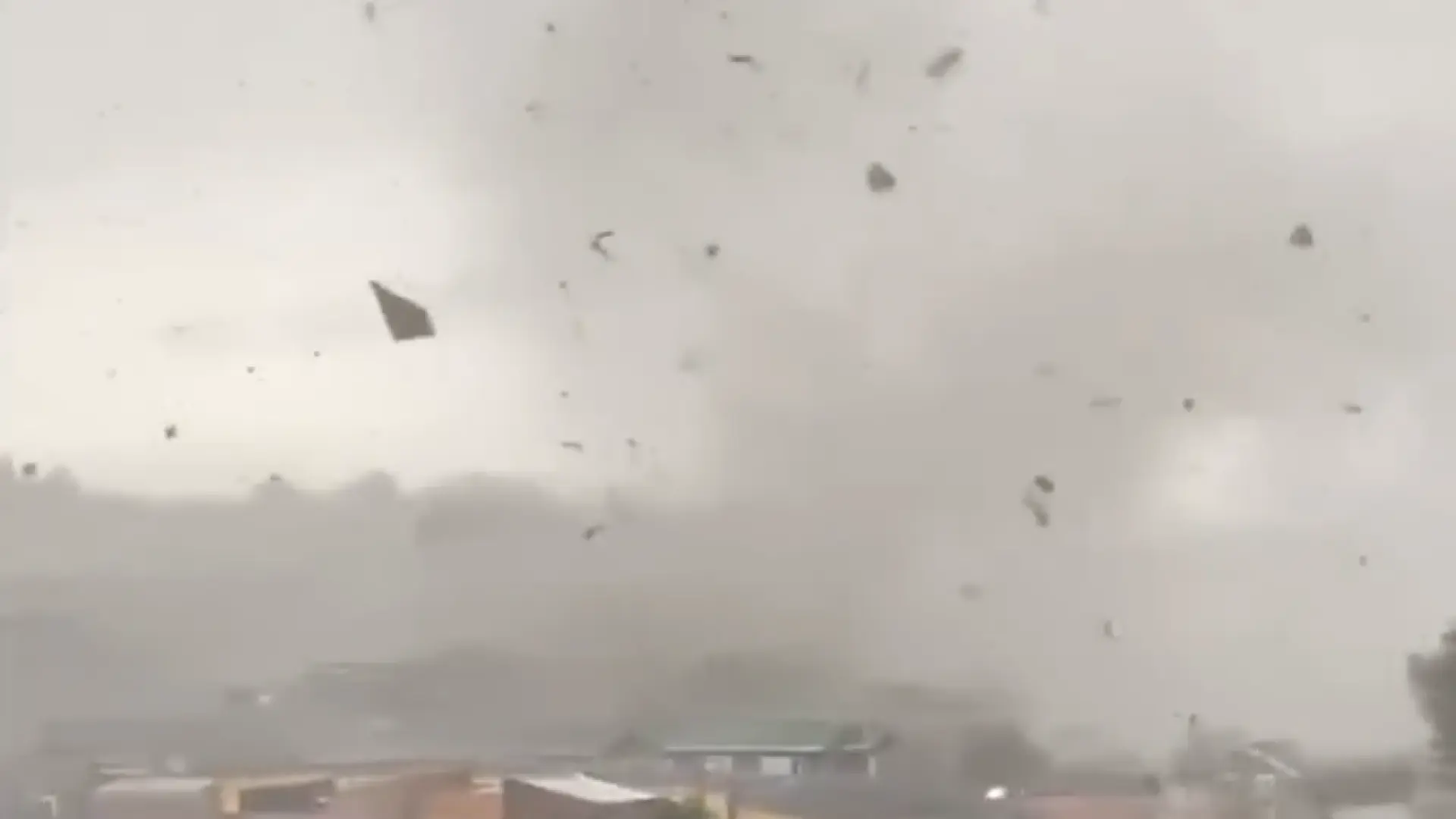 Un tornado provoca daños en 250 casas y deja ocho heridos en una ciudad del sur de Chile