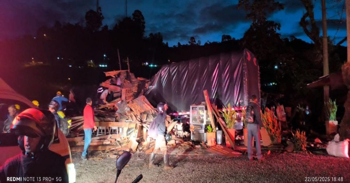 Camión sin frenos deja dos menores muertos y un niño herido en Caldas Camión sin frenos deja dos menores muertos y un niño herido en Caldas