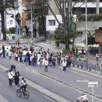 Ni los domingos se salvan: protesta arma trancón y desvíos en plena Séptima