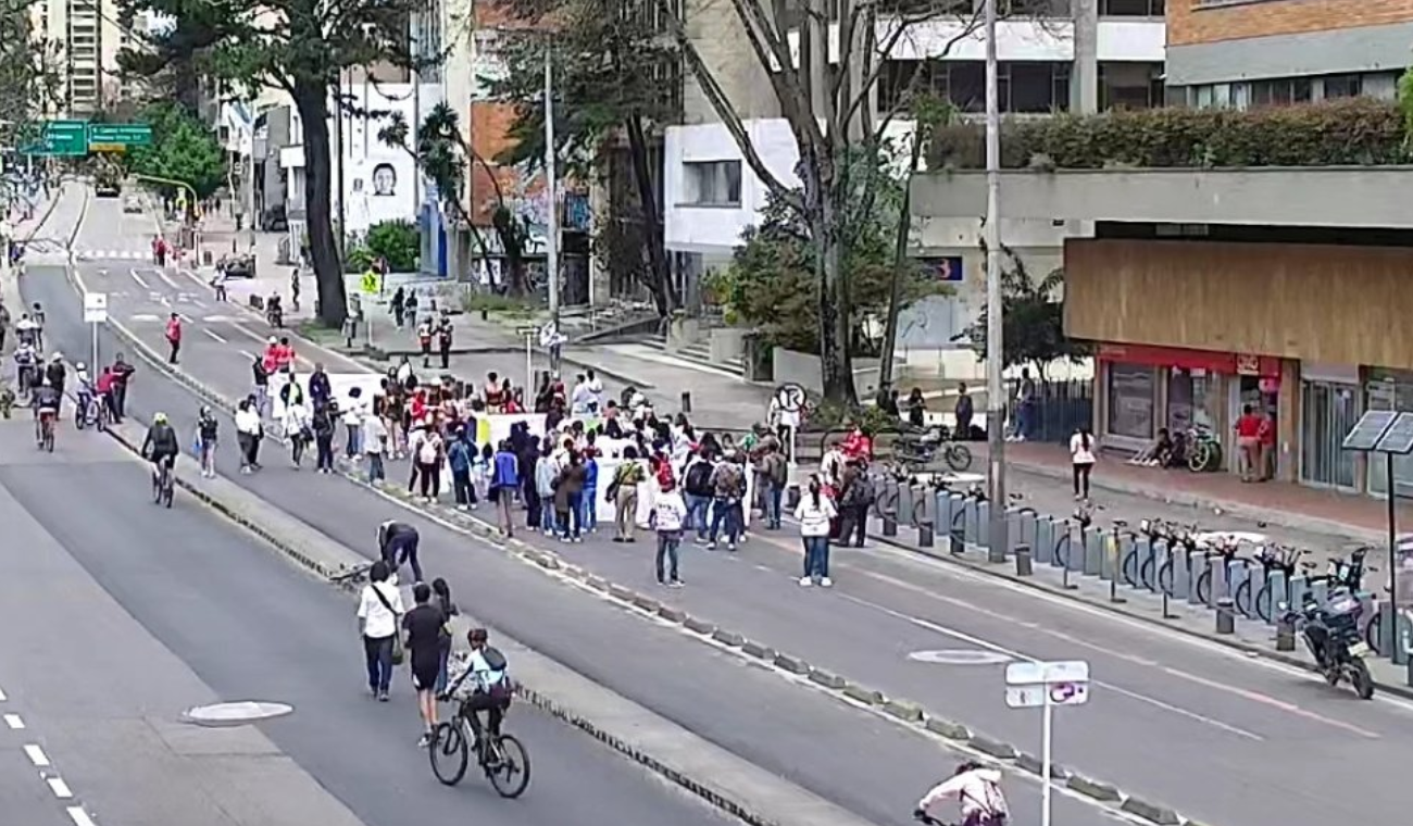 Ni los domingos se salvan: protesta arma trancón y desvíos en plena Séptima