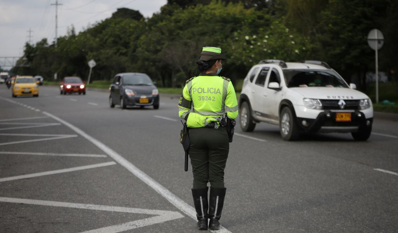 Atención conductores: misteriosa línea roja en las vías podría salirle cara