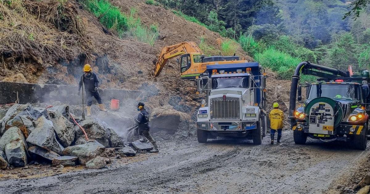 Noticias Medellín: Por lluvias, 250 personas adelantan labores de remoción