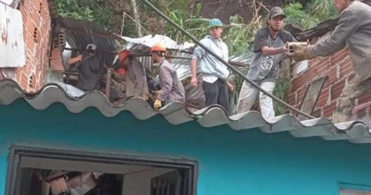 Noticias Medellín: Deslizamiento de tierra sepultó una vivienda en Itagüí Noticias Medellín: Deslizamiento de tierra sepultó una vivienda en Itagüí