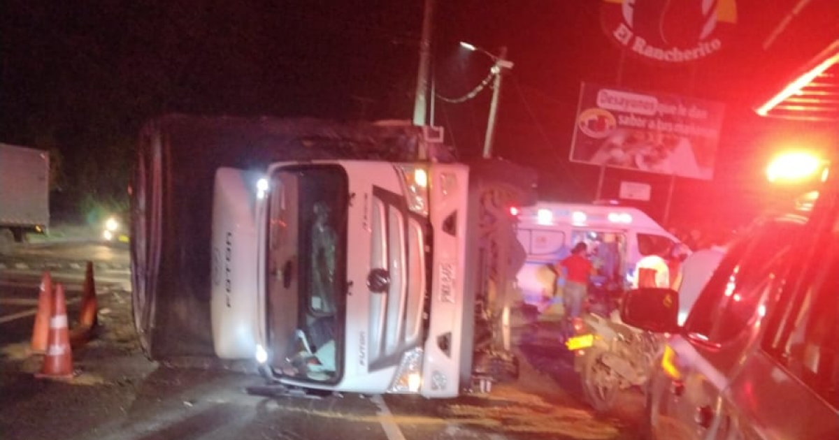 Pareja falleció y su hijo resultó herido en grave accidente en Caldas