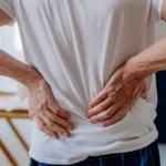 La postura que debes hacer para estirar la zona lumbar y evitar dolores La postura que debes hacer para estirar la zona lumbar y evitar dolores