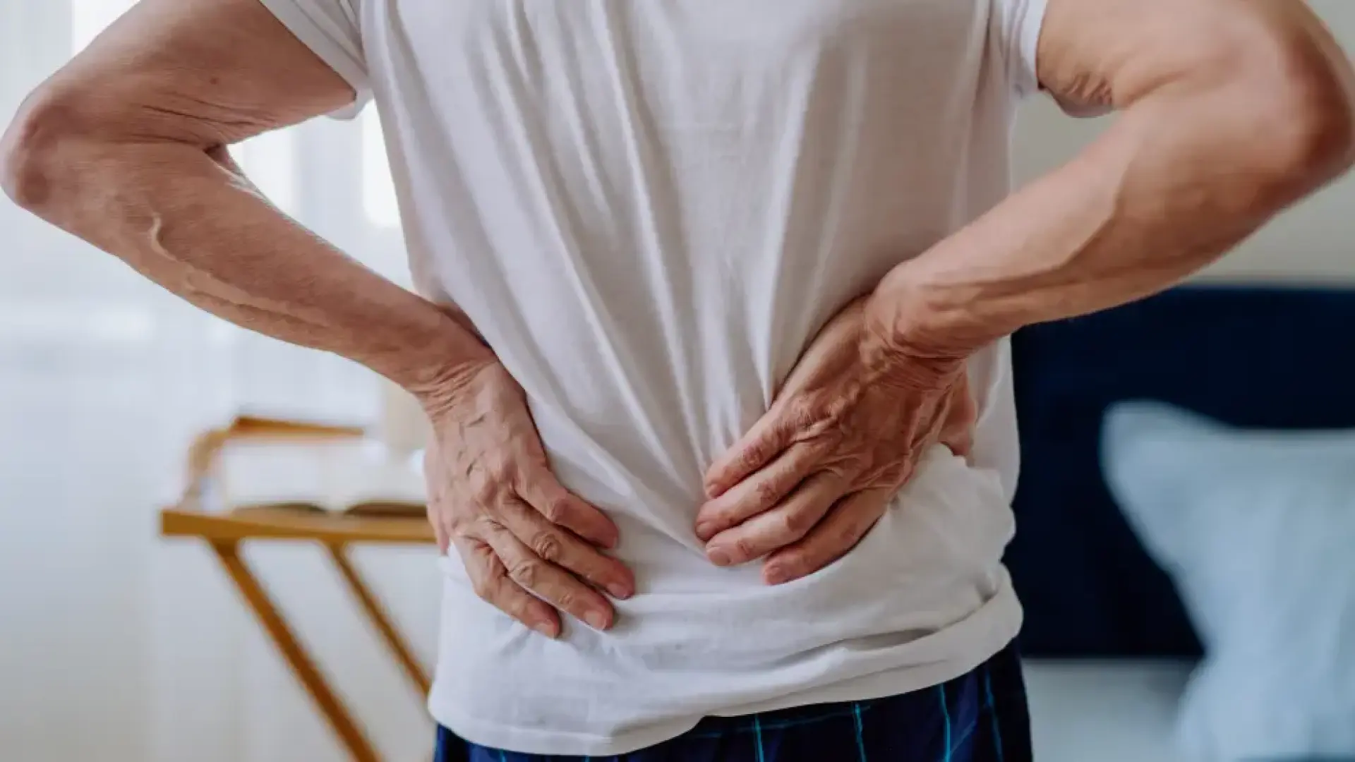 La postura que debes hacer para estirar la zona lumbar y evitar dolores