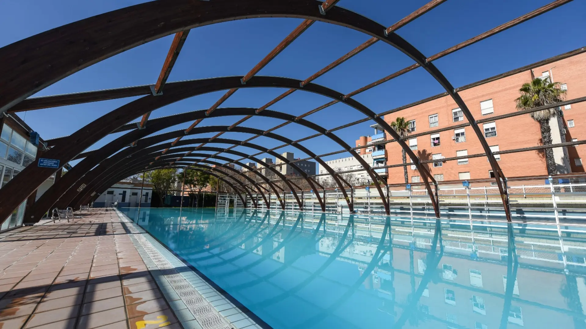 El Ayuntamiento retira la cubierta de la piscina del Centro Deportivo Entreflores para garantizar la seguridad de los usuarios El Ayuntamiento retira la cubierta de la piscina del Centro Deportivo Entreflores para garantizar la seguridad de los usuarios