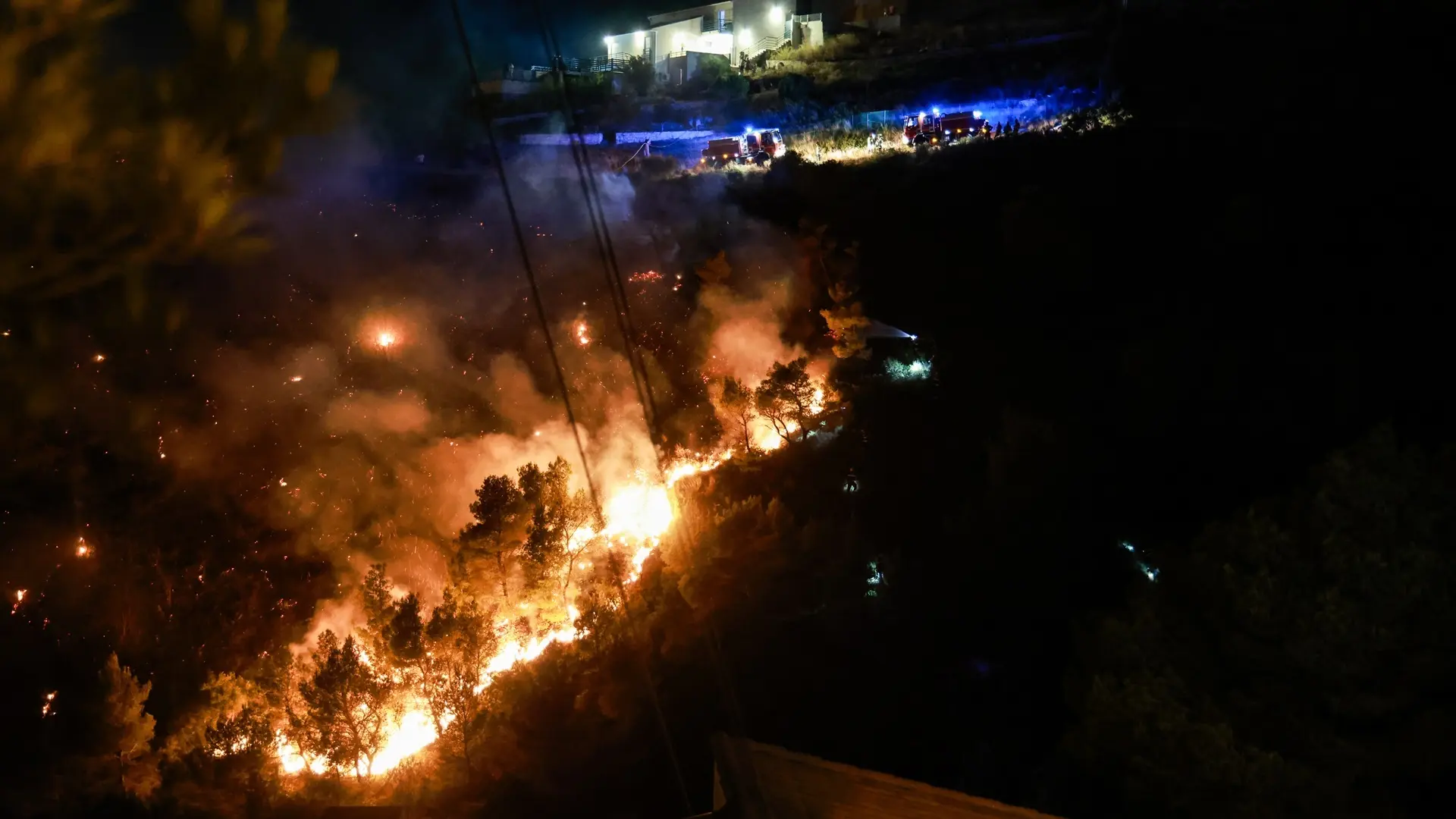 El incendio en Marsella baja de intensidad y se desconfinan las zonas afectadas El incendio en Marsella baja de intensidad y se desconfinan las zonas afectadas