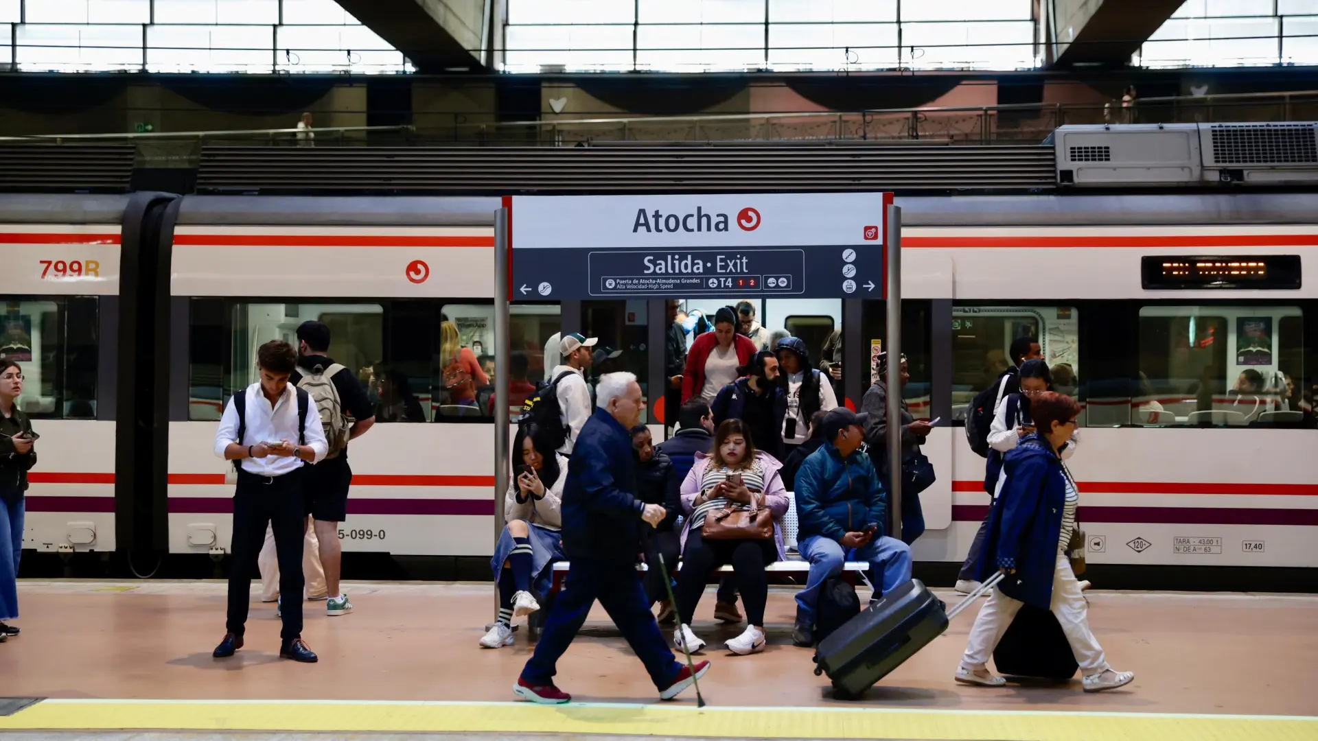 Suspendido el Cercanías de Madrid entre Atocha y Nuevos Ministerios por el incendio en un cuarto de acometidas