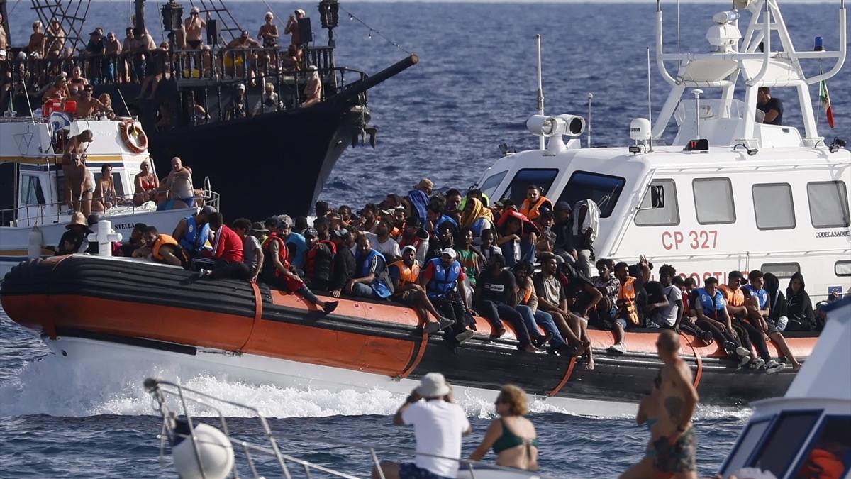 Al menos 26 inmigrantes muertos y otra treintena de desaparecidos tras un naufragio frente a Lampedusa Al menos 26 inmigrantes muertos y otra treintena de desaparecidos tras un naufragio frente a Lampedusa