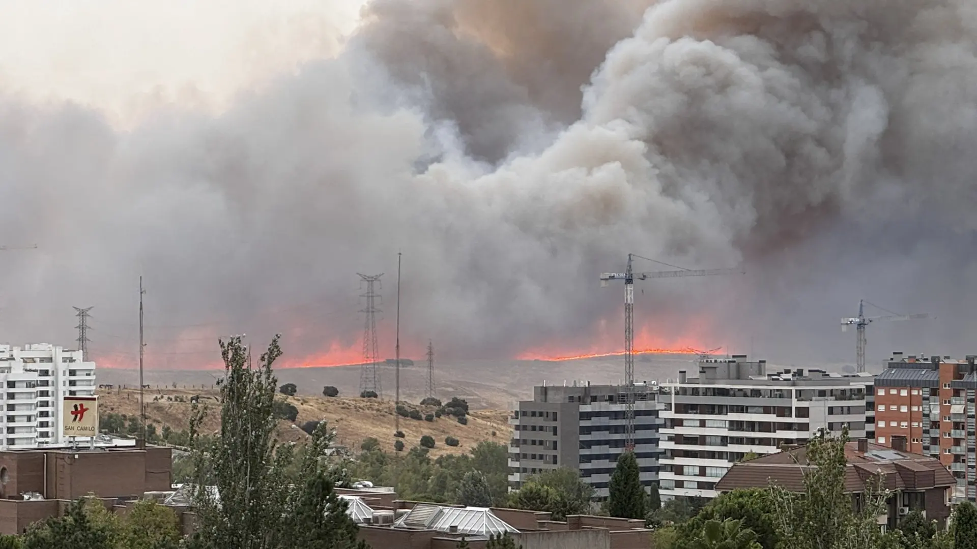 El humo del incendio en Tres Cantos se cuela en varios municipios de Madrid El humo del incendio en Tres Cantos se cuela en varios municipios de Madrid