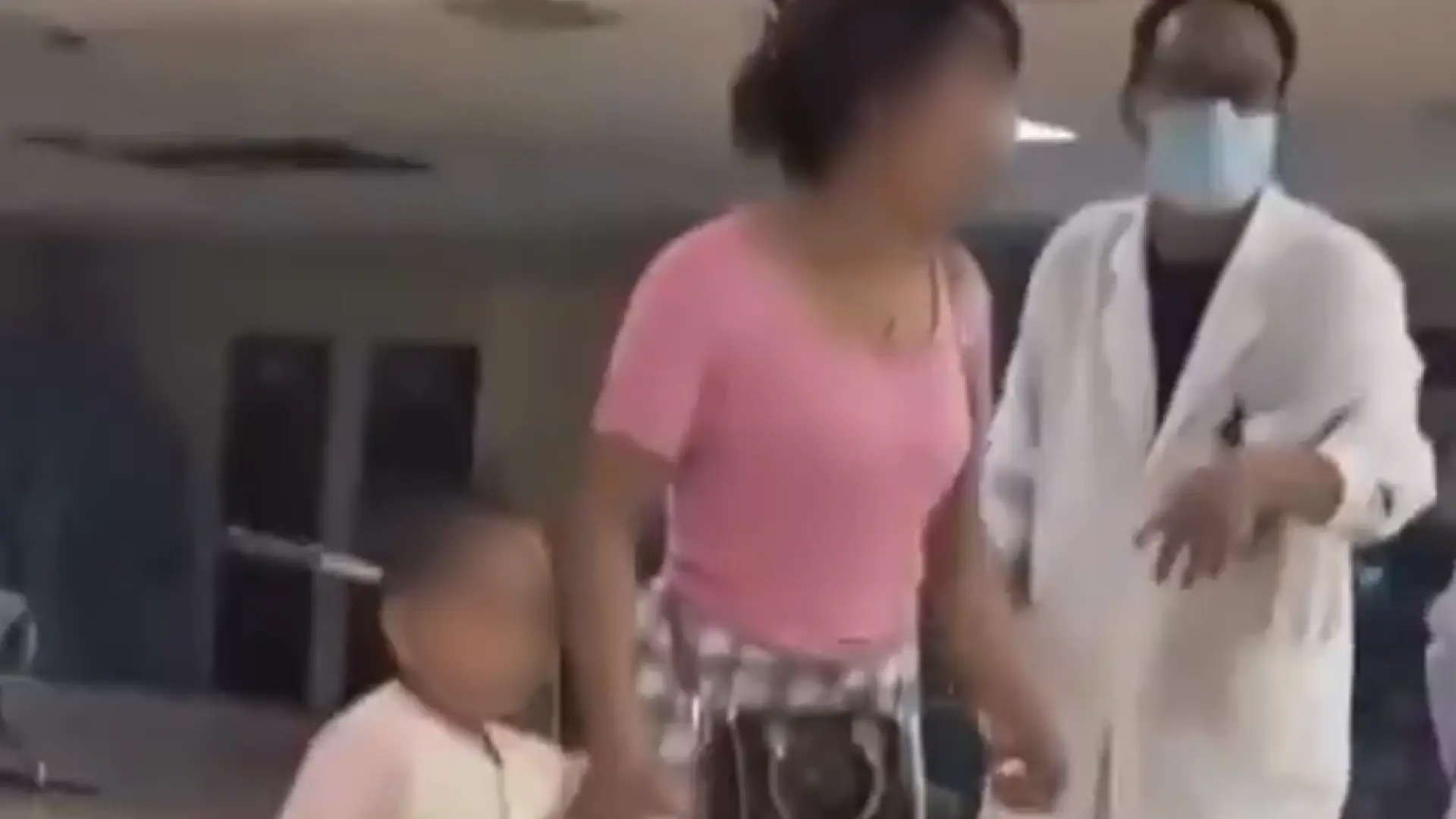 La increíble imagen de una niña de tres años paseando por un hospital con un cuchillo clavado en la cabeza La increíble imagen de una niña de tres años paseando por un hospital con un cuchillo clavado en la cabeza