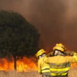 La ola de incendios se cobra la tercera víctima mortal mientras las llamas arrasan 115.000 hectáreas y dificultan la Operación Salida