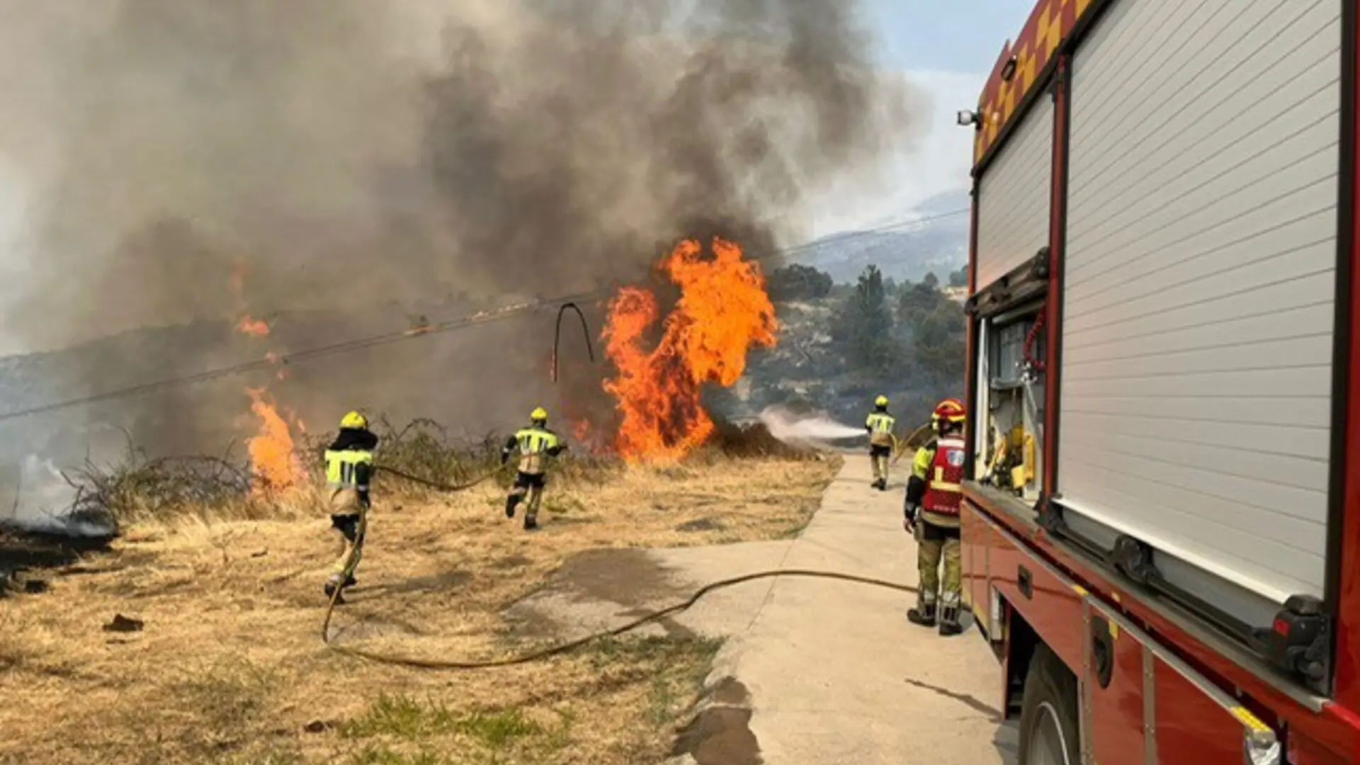 Los vecinos de Cabezabellosa dan su versión tras ser tachados de ‘rebeldes’ por no evacuar ante el incendio: «Fue un poco caos»