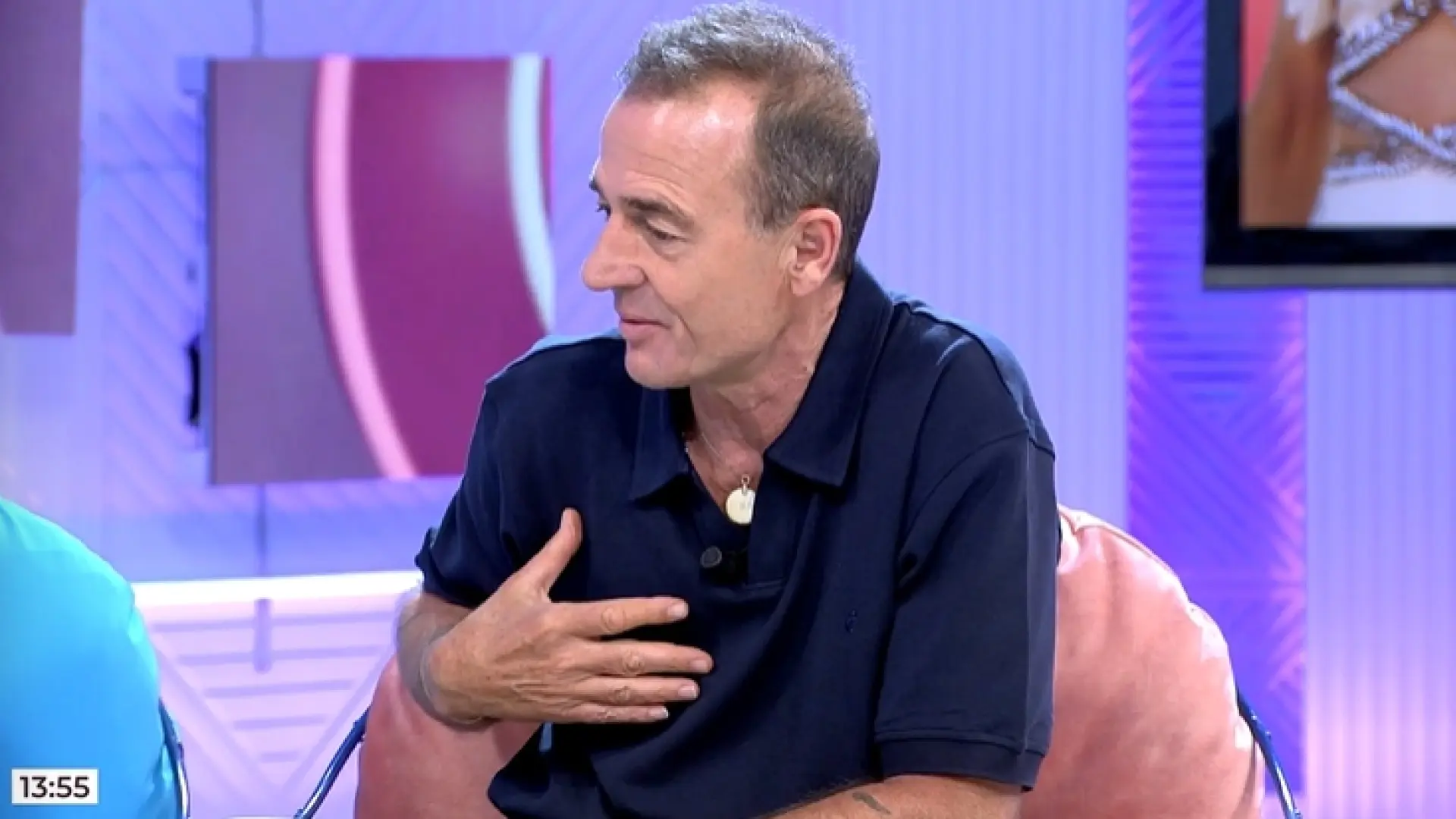«Se levanta a las cinco de la mañana» «Se levanta a las cinco de la mañana»