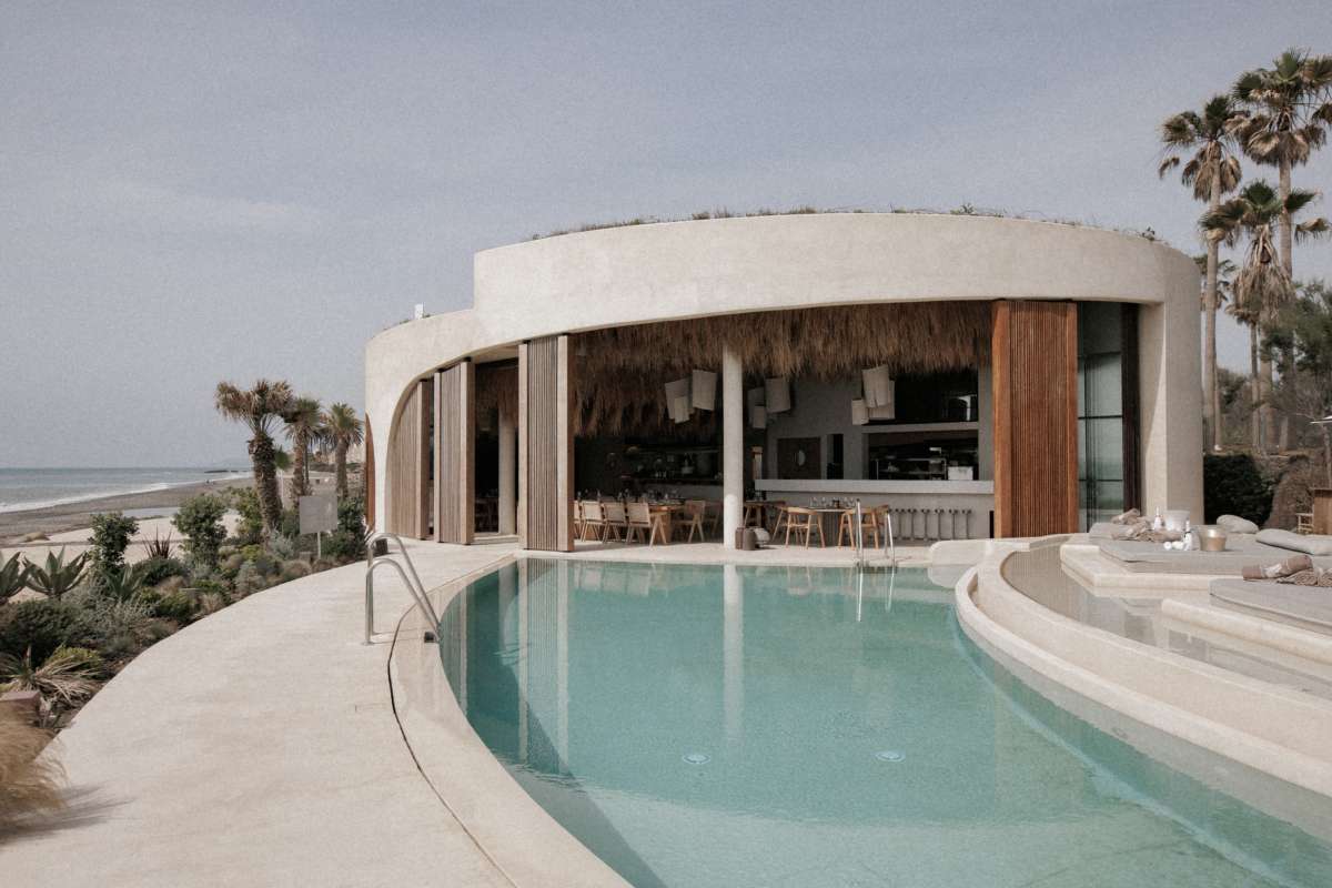Alta cocina, cócteles y piscina infinita: el plan perfecto en Estepona