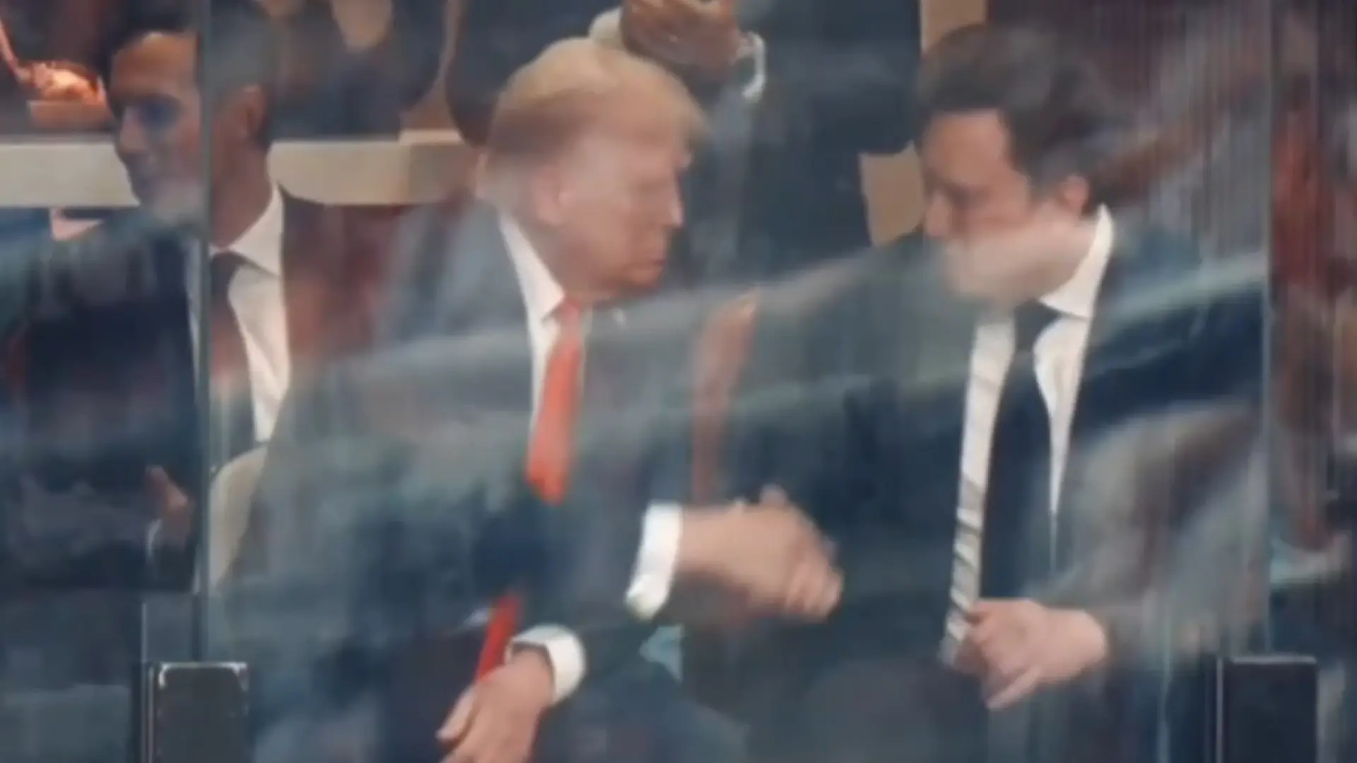 Donald Trump y Elon Musk sellan la paz con un apretón de manos en el funeral de Kirk: «Por Charlie» Donald Trump y Elon Musk sellan la paz con un apretón de manos en el funeral de Kirk: «Por Charlie»
