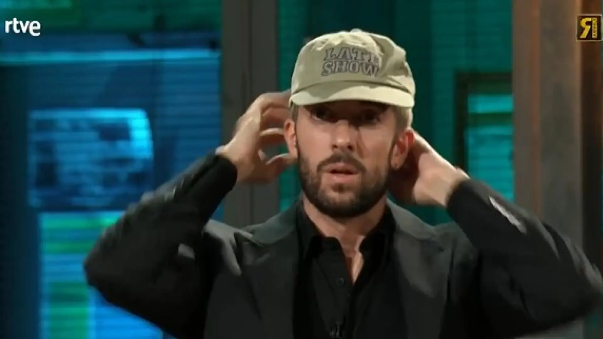El regalo que Brays Efe le ha hecho en ‘La Revuelta’ a Broncano y que han relacionado con Jimmy Kimmel El regalo que Brays Efe le ha hecho en ‘La Revuelta’ a Broncano y que han relacionado con Jimmy Kimmel