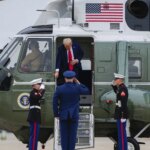 Imputan a un hombre que apuntó con un láser al helicóptero en el que viajaba Trump Imputan a un hombre que apuntó con un láser al helicóptero en el que viajaba Trump