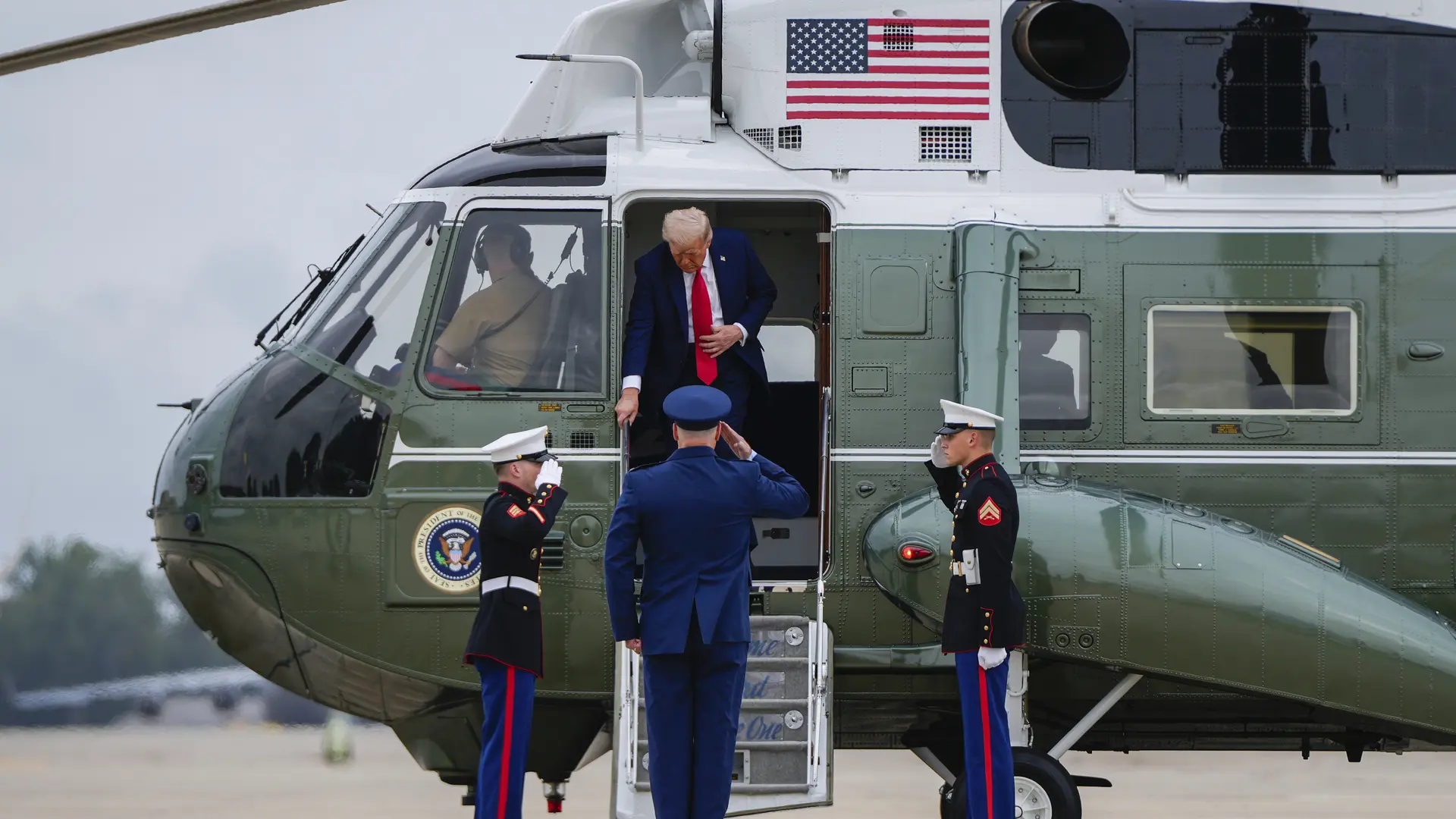 Imputan a un hombre que apuntó con un láser al helicóptero en el que viajaba Trump Imputan a un hombre que apuntó con un láser al helicóptero en el que viajaba Trump