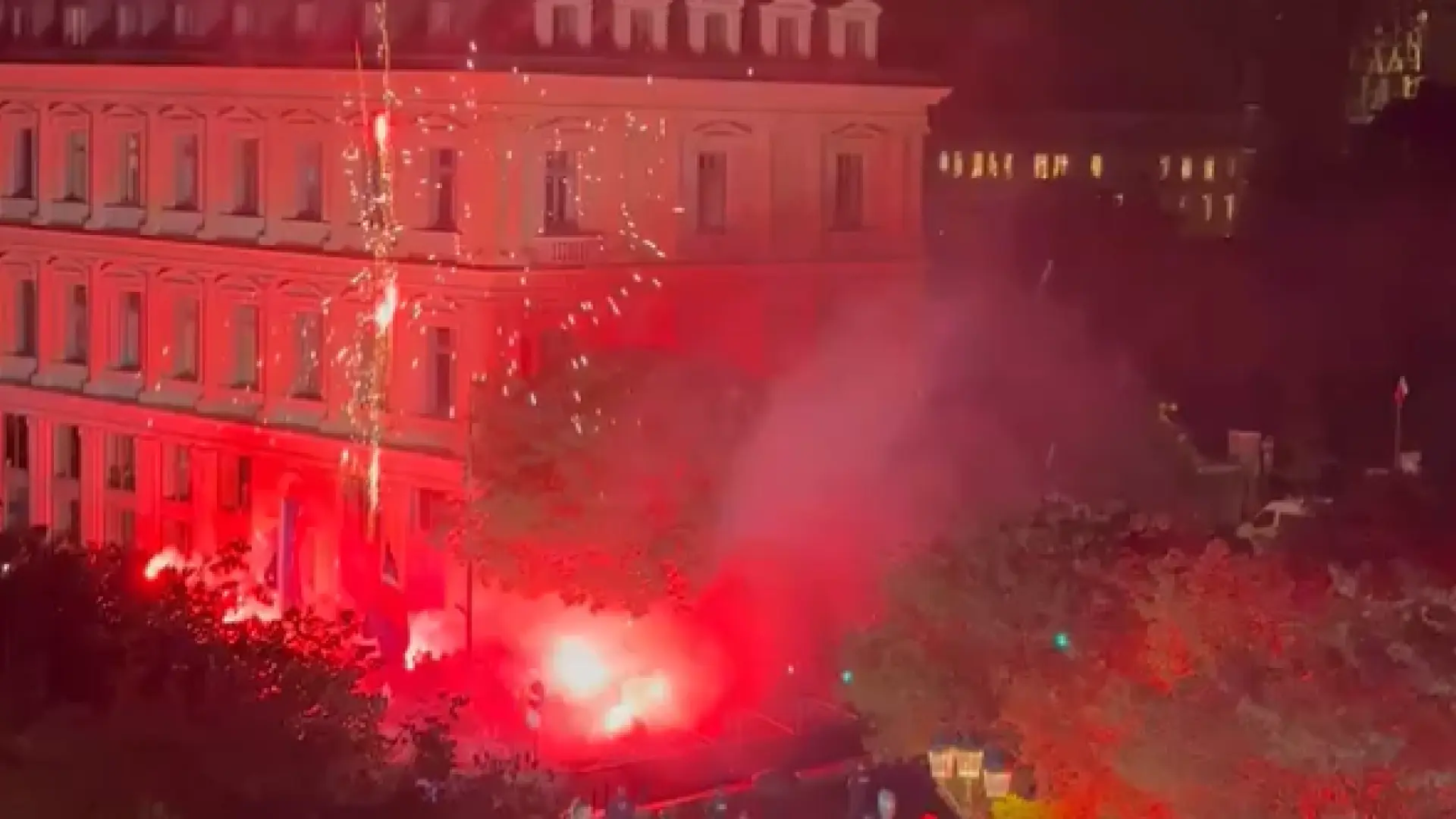 Los ultras del PSG toman las calles de París con bengalas y fuegos artificiales para celebrar el Balón de Oro de Dembélé
