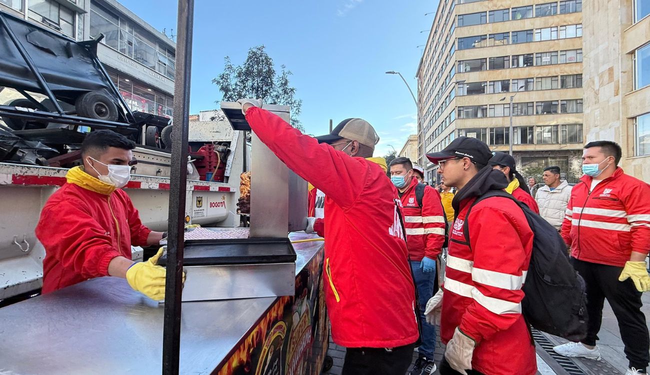 Carros de comida incautados en el centro de Bogotá por alimentos dañados Carros de comida incautados en el centro de Bogotá por alimentos dañados
