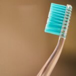 El motivo por el que no debes dejar tu cepillo de dientes en un vaso en el lavabo, según un dentista: «Es un error común»