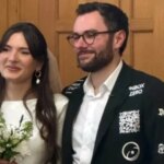 Un novio financia su boda vendiendo publicidad en la chaqueta de su traje