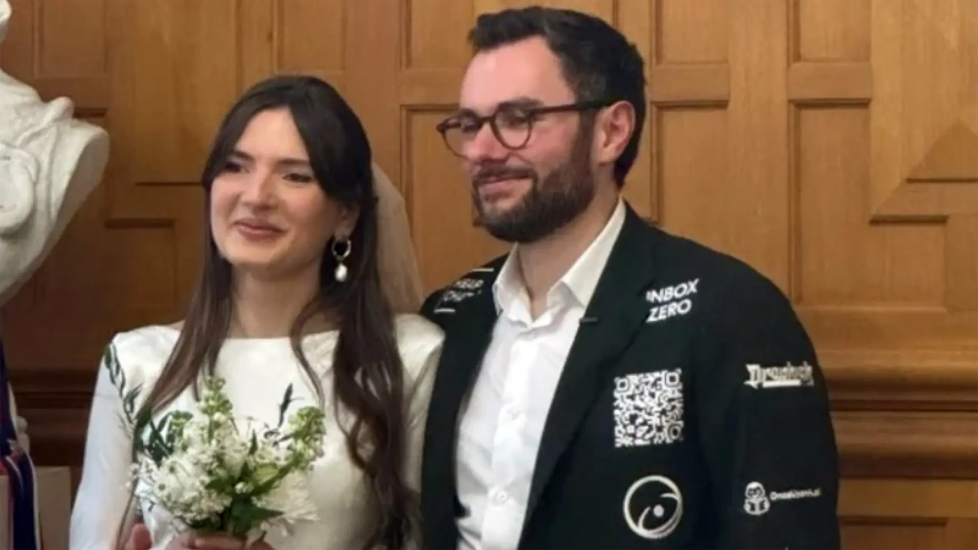 Un novio financia su boda vendiendo publicidad en la chaqueta de su traje