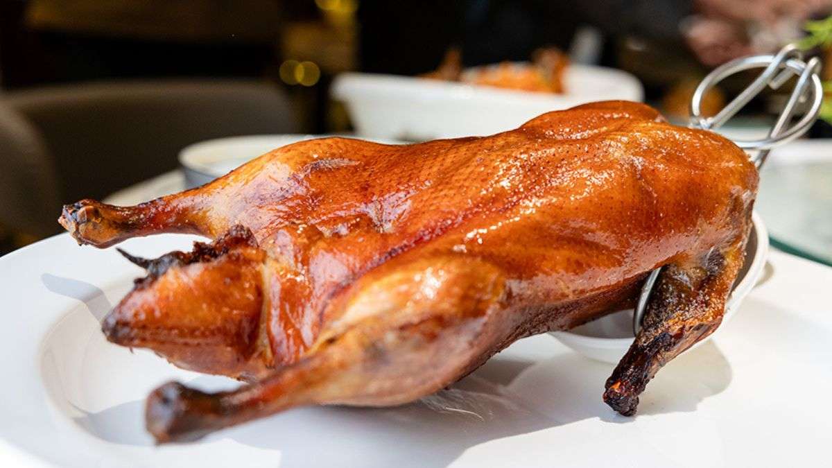 Este es el sitio de Madrid donde todos quieren probar el Pato Pekín al horno en un local gigante para 300 comensales