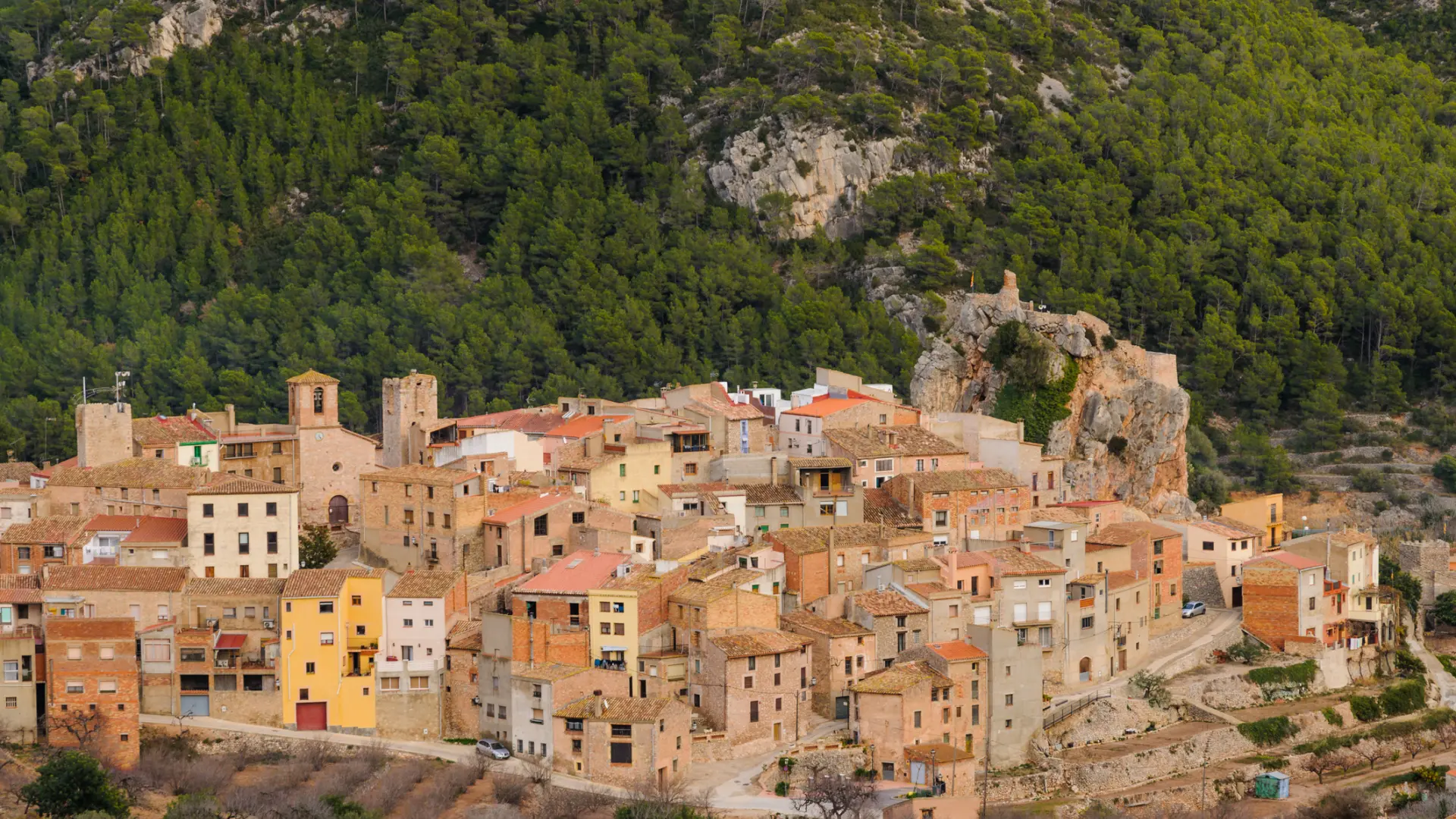 El pueblo medieval de Tarragona escondido entre montañas y rodeado de leyendas de perros vampiros