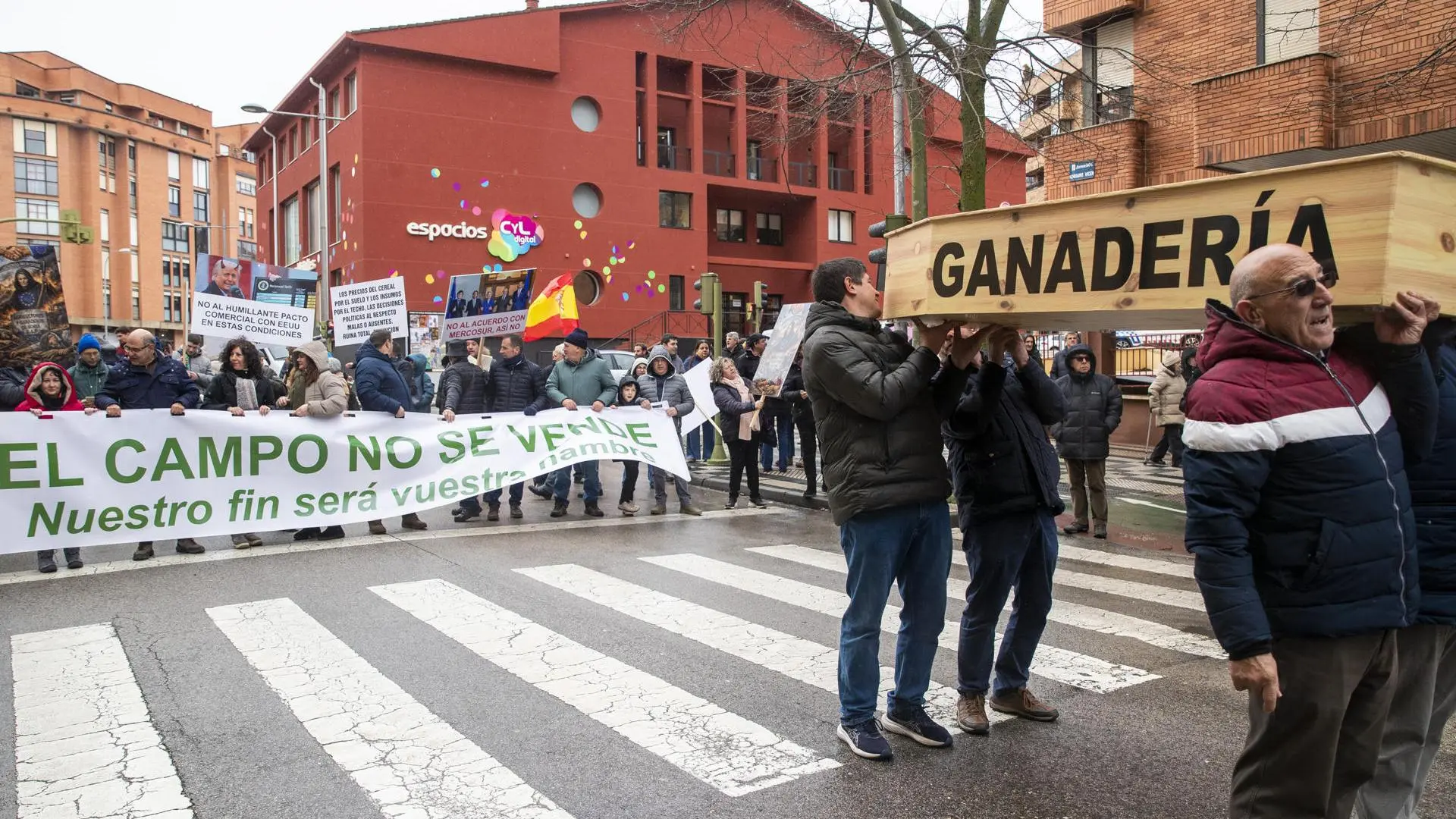 Más de 30.000 agricultores se movilizan en una treintena de provincias contra el Acuerdo UE-Mercosur Más de 30.000 agricultores se movilizan en una treintena de provincias contra el Acuerdo UE-Mercosur