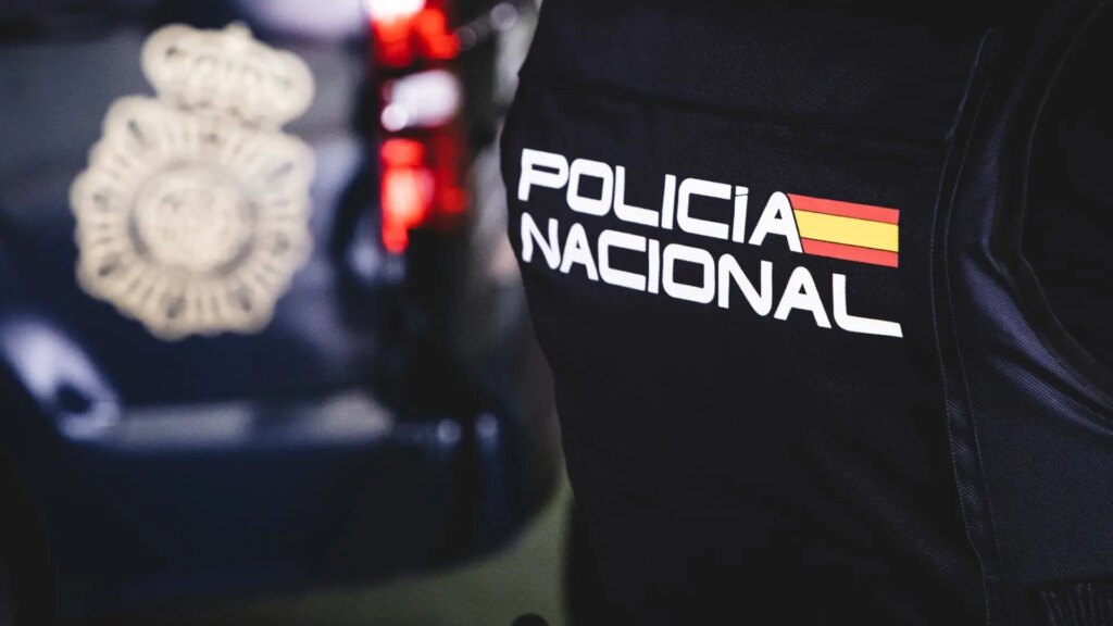 Un hombre asesina presuntamente a su pareja en un centro comercial de Murcia y se da a la fuga Un hombre asesina presuntamente a su pareja en un centro comercial de Murcia y se da a la fuga