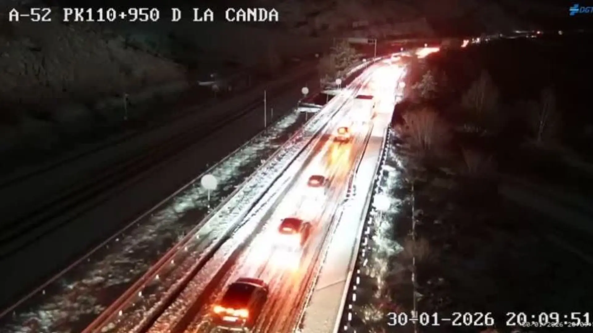 Una intensa nevada provoca el corte de 83 kilómetros de la autovía A-52 entre las provincias de Zamora y Ourense Una intensa nevada provoca el corte de 83 kilómetros de la autovía A-52 entre las provincias de Zamora y Ourense