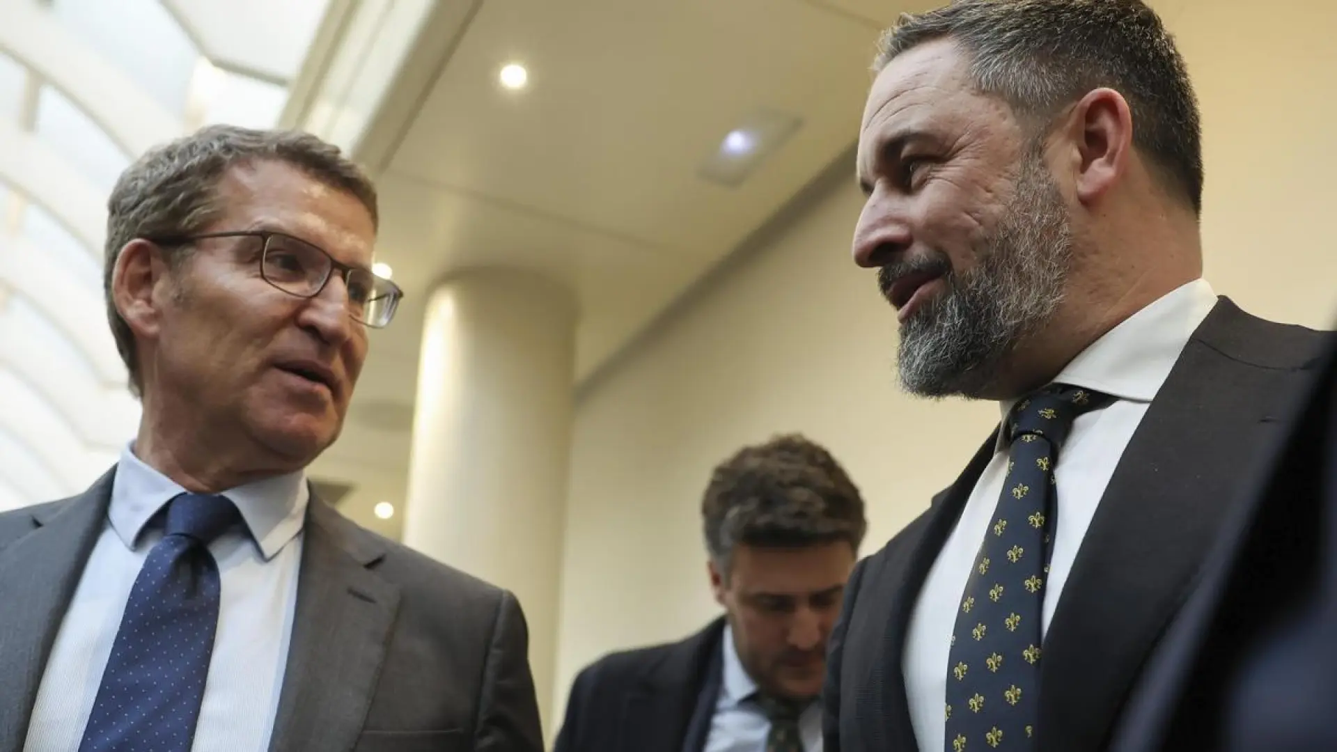 Feijóo revela que mantuvo una charla «fructífera» con Abascal para acercar acuerdos en Extremadura y Aragón Feijóo revela que mantuvo una charla «fructífera» con Abascal para acercar acuerdos en Extremadura y Aragón