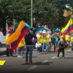 La máscara de “las personas de bien” y la degradación del debate en Colombia