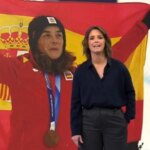 María Casado vuelve a saltarse el guion de ‘Informativos Telecinco’ y felicita en directo el cumpleaños a una reportera: «Lo voy a…»