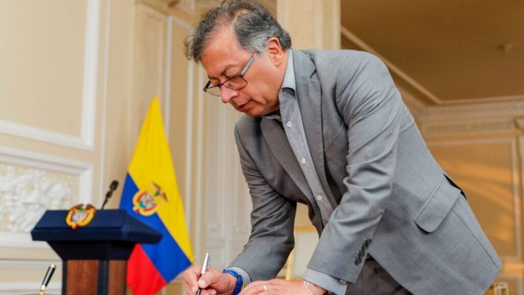 Presidente Gustavo Petro anunció que firmará este jueves el decreto de emergencia económica Presidente Gustavo Petro anunció que firmará este jueves el decreto de emergencia económica