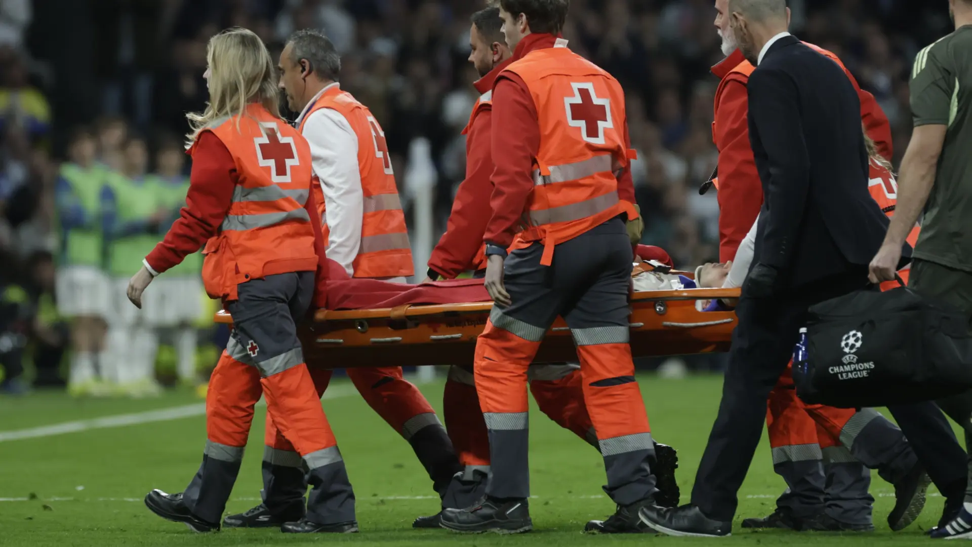 Raúl Asencio, evacuado en camilla y con collarín tras una espantosa caída en el Real Madrid Raúl Asencio, evacuado en camilla y con collarín tras una espantosa caída en el Real Madrid